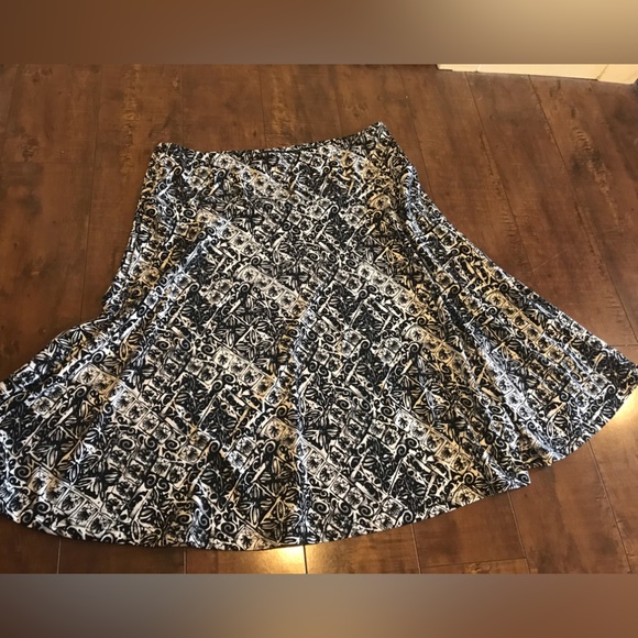 Reitmans White Gray Black pattern Elastic Waistband Midi Skirt size 11 - Picture 2 of 8